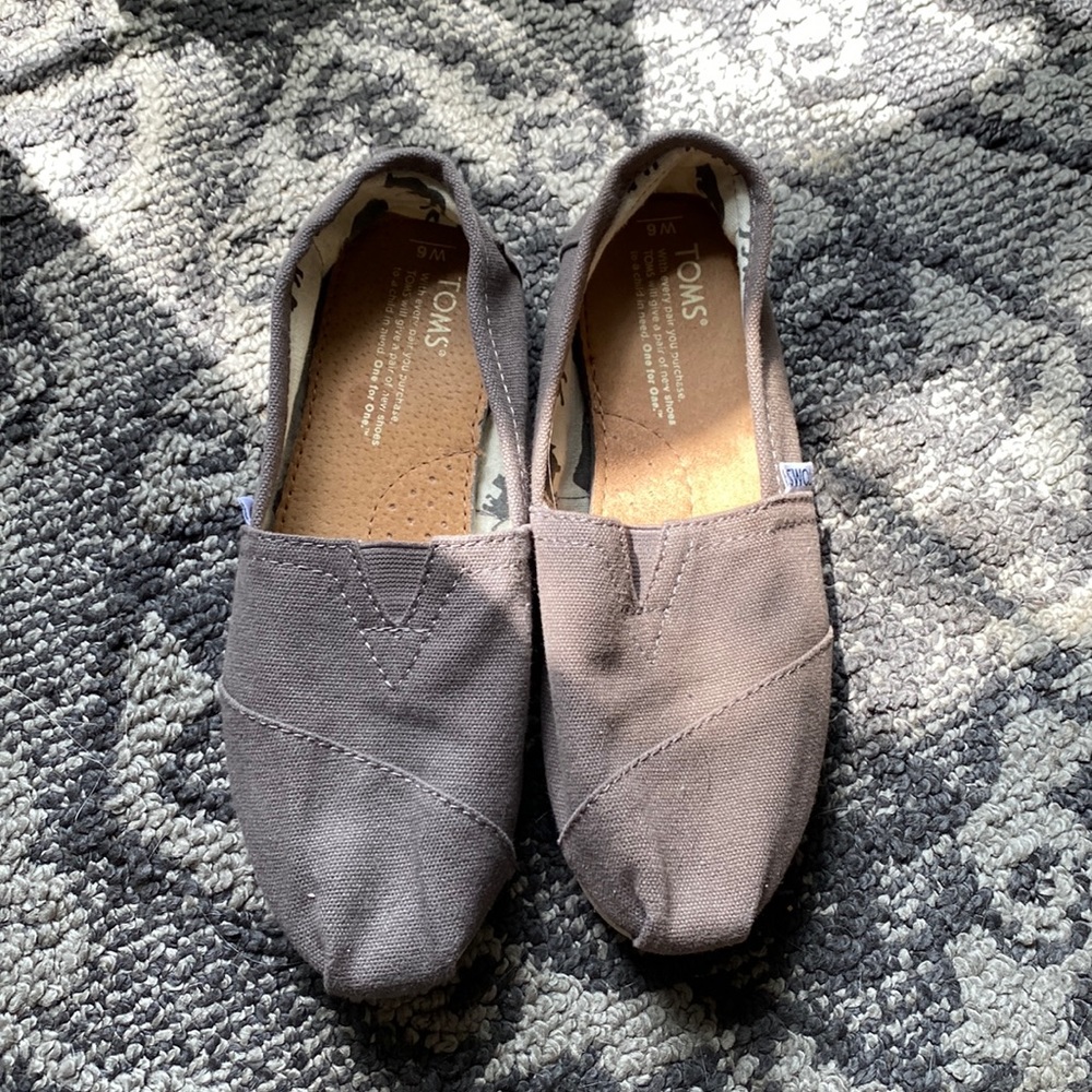 Grey toms